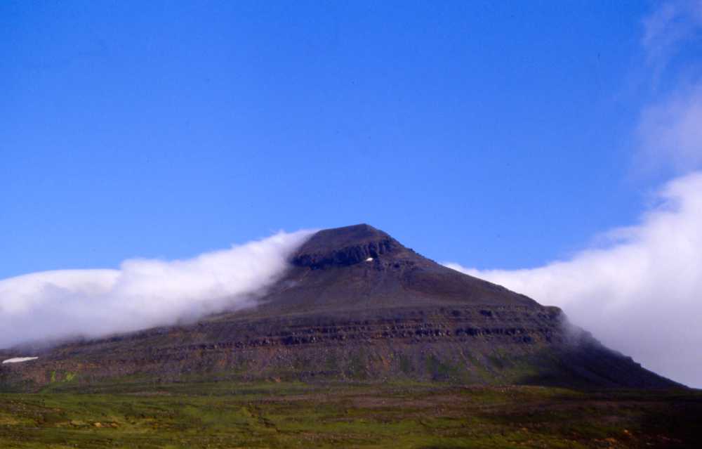 Wolken ziehen über ein Berg in Irland